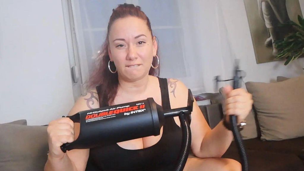 Vorschaubild zum Video „Ich hab ein KLATSCH… NASSES GUMMIBOOT!“ von Curvy Kiss