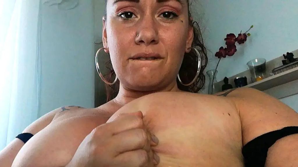 Vorschaubild zum Video „COOLE SQUIRT AKTION AN HEISSEN SOMMERTAGEN! Mega Masturbatio“ von Curvy Kiss