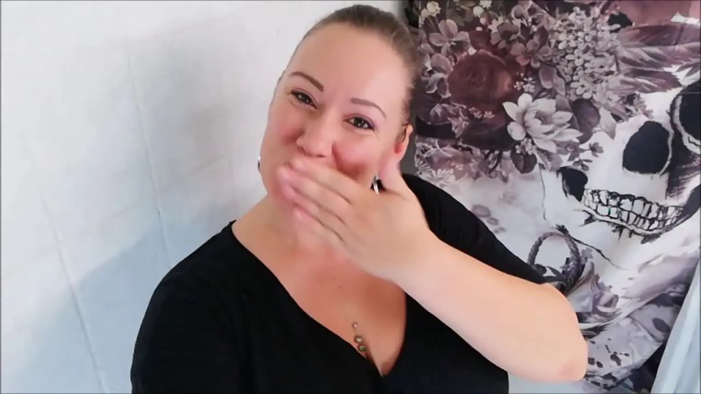 Vorschaubild 1 zum Video „GEILE NATURSEKT MASTURBATION!! Ich pinkel durch meine“