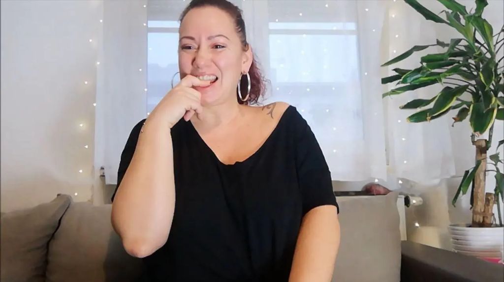 Vorschaubild zum Video „Fickenstattflicken“ von Curvy Kiss