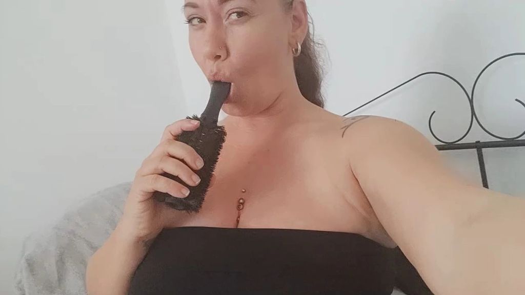 Vorschaubild zum Video „BÜRSTENFICK… SO SIEHT MEINE EINWEIHUNGSTAUFE FÜR MEIN“ von Curvy Kiss