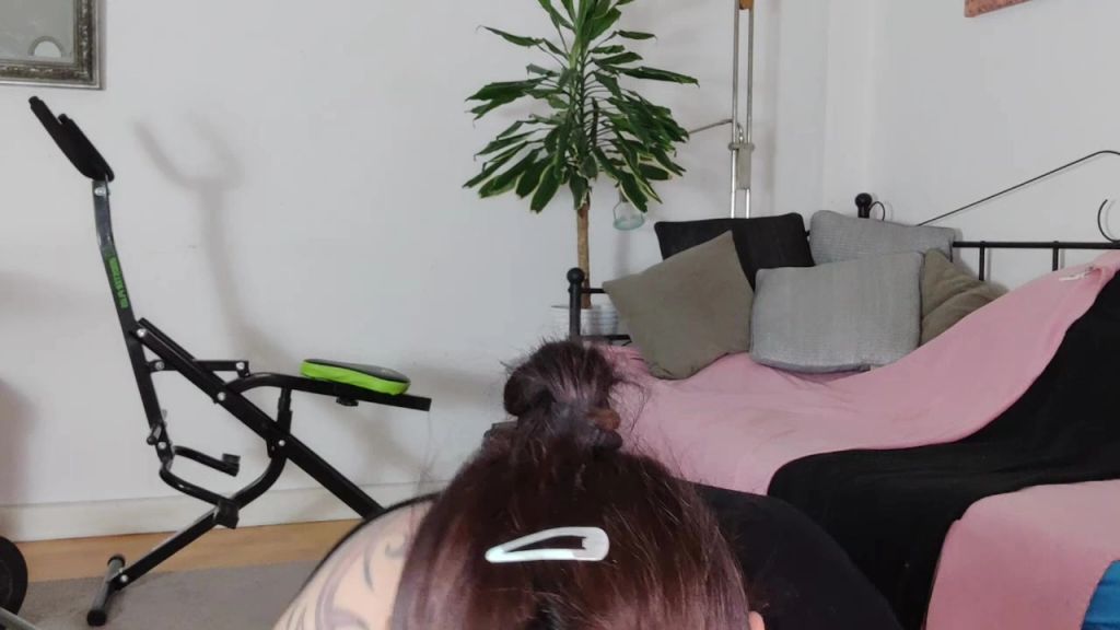 Vorschaubild 2 zum Video „SEXY SPORT CLIP! ICH FICKE MICH SCHLANK.... PUSSY WORKOUT!!!“