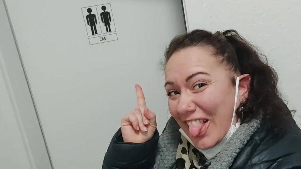 Vorschaubild zum Video „NS ÖFFI…UND WIE IMMER KEIN KLOPAPIER!!! Ich spritz allesvoll“ von Curvy Kiss