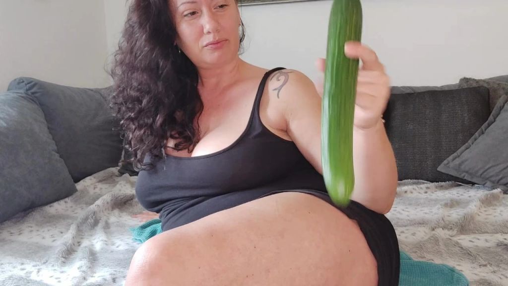 Vorschaubild 2 zum Video „Gurken-Fick! Wenn die saftige Gurke dich zum Saften bringt!“