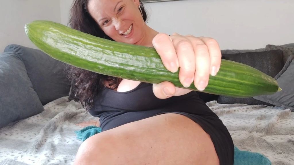 Vorschaubild zum Video „Gurken-Fick! Wenn die saftige Gurke dich zum Saften bringt!“ von Curvy Kiss