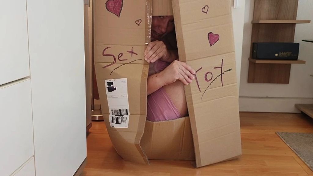 Vorschaubild zum Video „Es raschelt im Karton!! DEIN neues Sextoy ist angekommen!!“ von Curvy Kiss