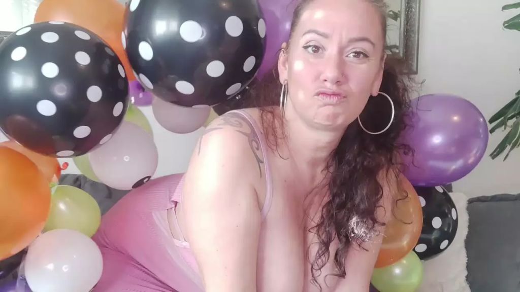 Vorschaubild 1 zum Video „LOONER!! Die Ballons bringen meine Muschi zum Vibrieren!!“