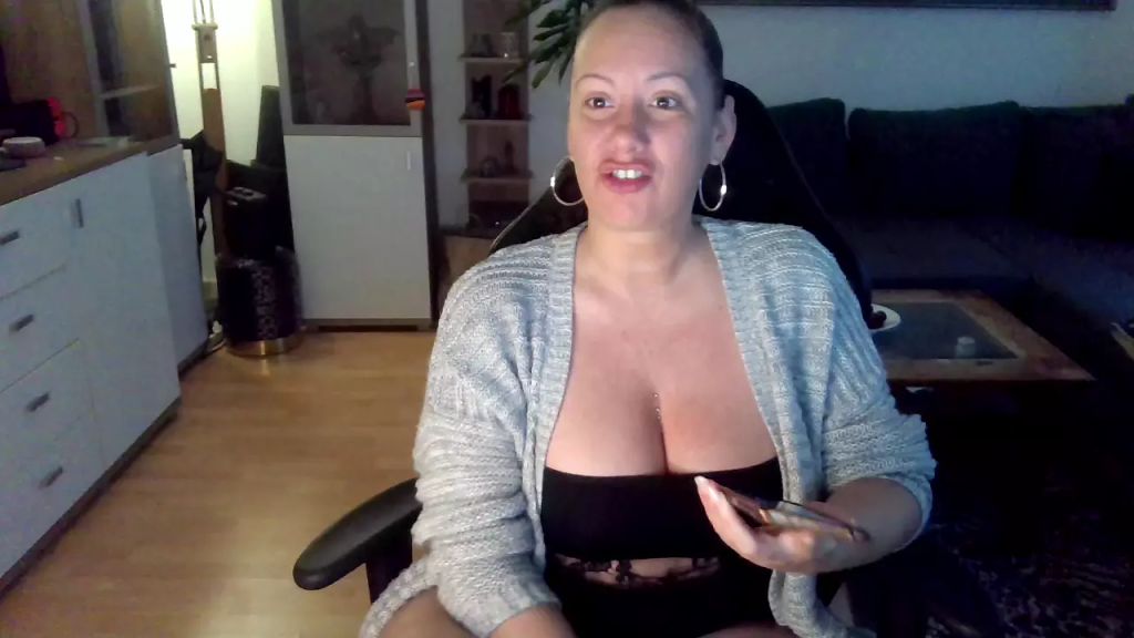 Vorschaubild 1 zum Video „OMG!! Sex - Story von meiner BFF bringt mich zum Spritzen!“