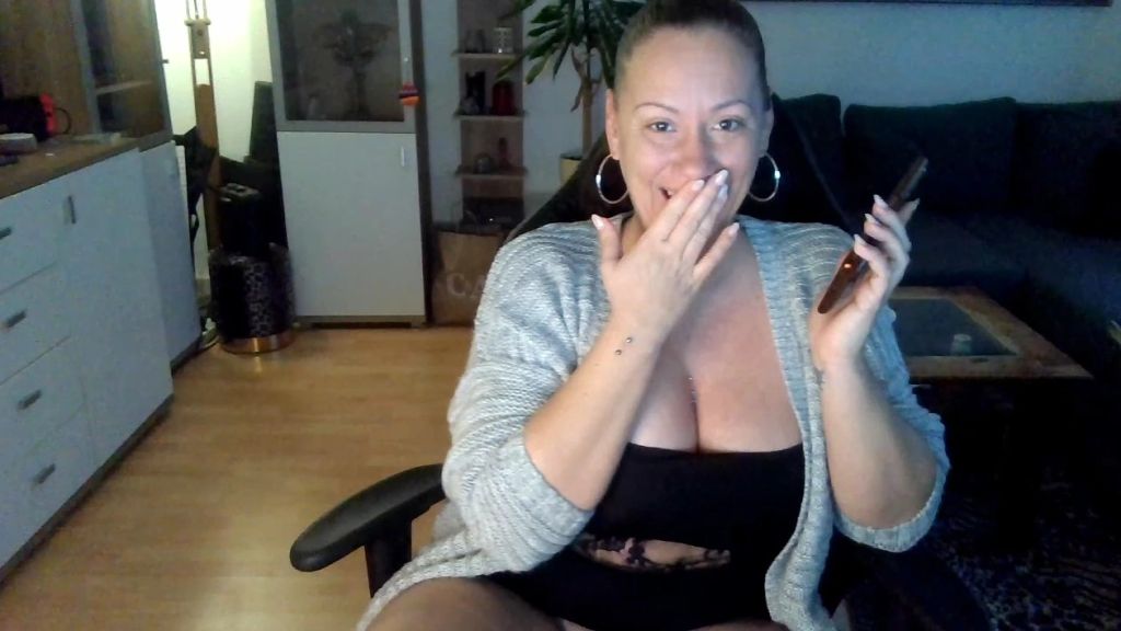 Vorschaubild zum Video „OMG!! Sex - Story von meiner BFF bringt mich zum Spritzen!“ von Curvy Kiss