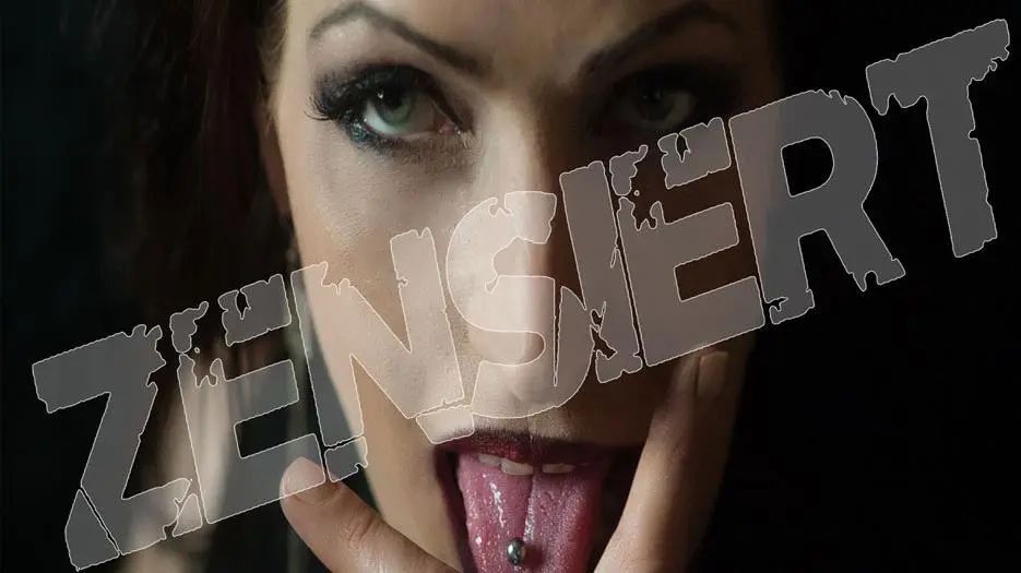 handyvideo - mitten auf dem hotelbett bepisst