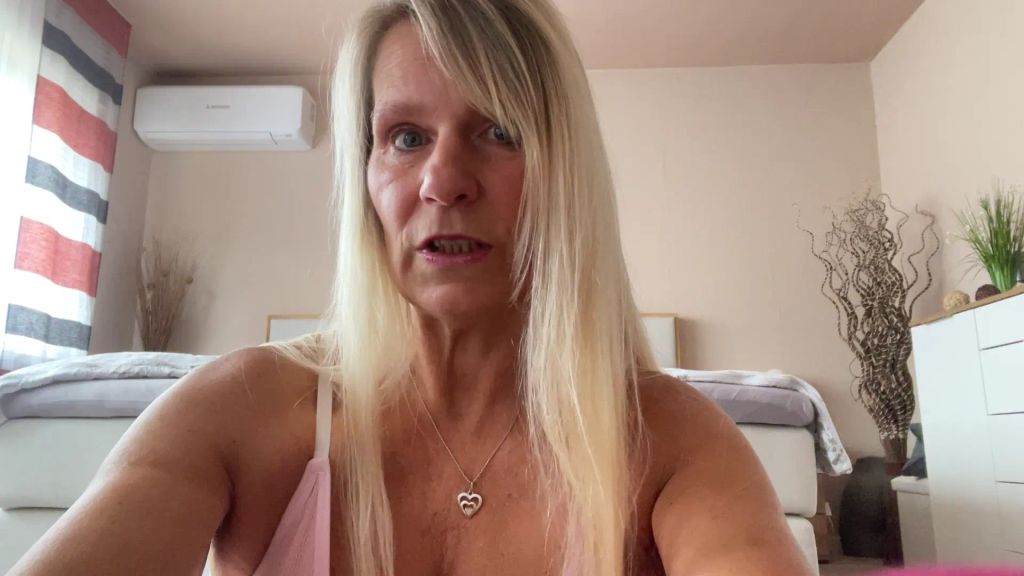 sexy foto nr. 1 von DirtyTalk Nasse Fotze und Rot Lackierte Fußnägel