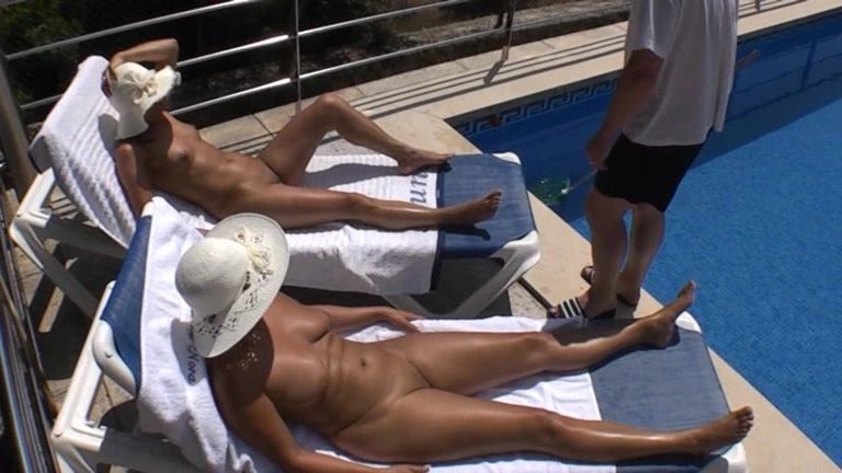 sexy foto nr. 2 von 2 Fotzen vom Poolboy gefickt