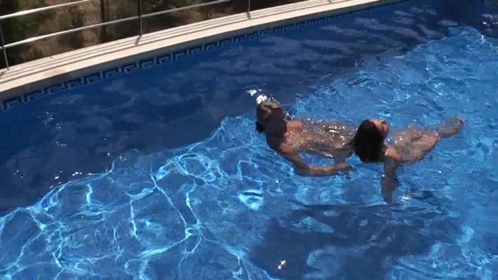 sexy foto nr. 3 von 2 Fotzen Fummeln im Pool