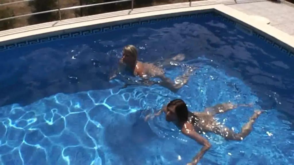 2 Fotzen Fummeln im Pool