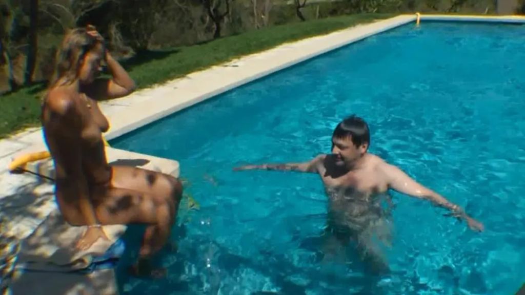2 mal am Hotelpool Angespritzt