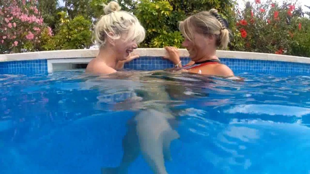 sexy foto nr. 5 von 2 Lesben unter Wasser gefilmt