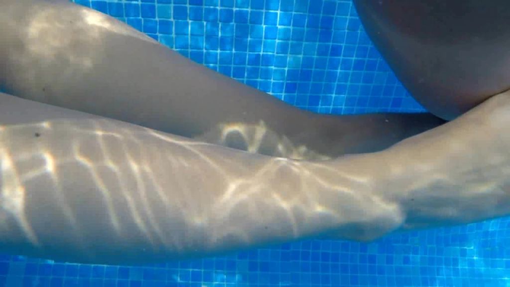 sexy foto nr. 8 von 2 Lesben unter Wasser gefilmt
