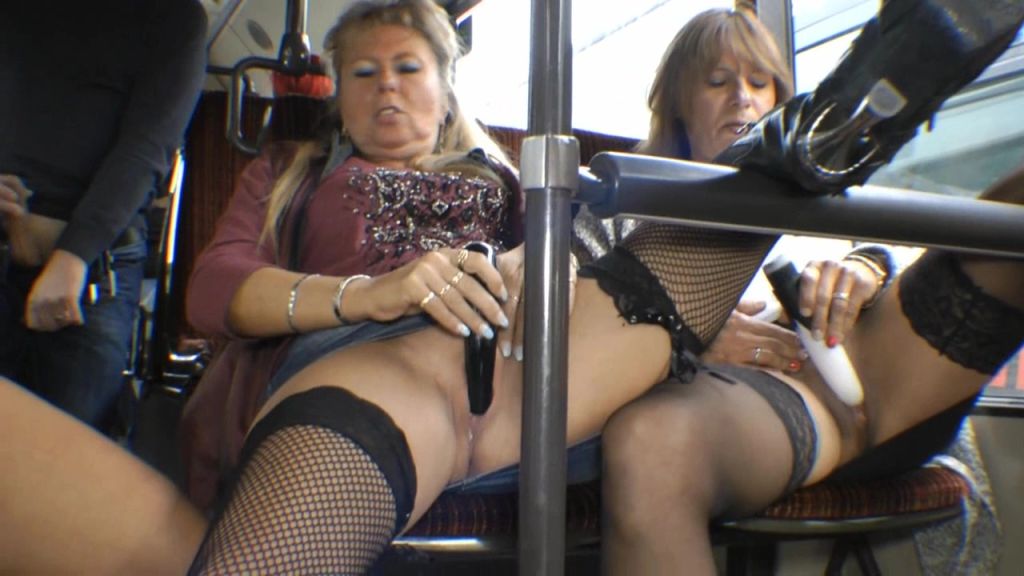 sexy foto nr. 7 von 3er Dildofick im Bus