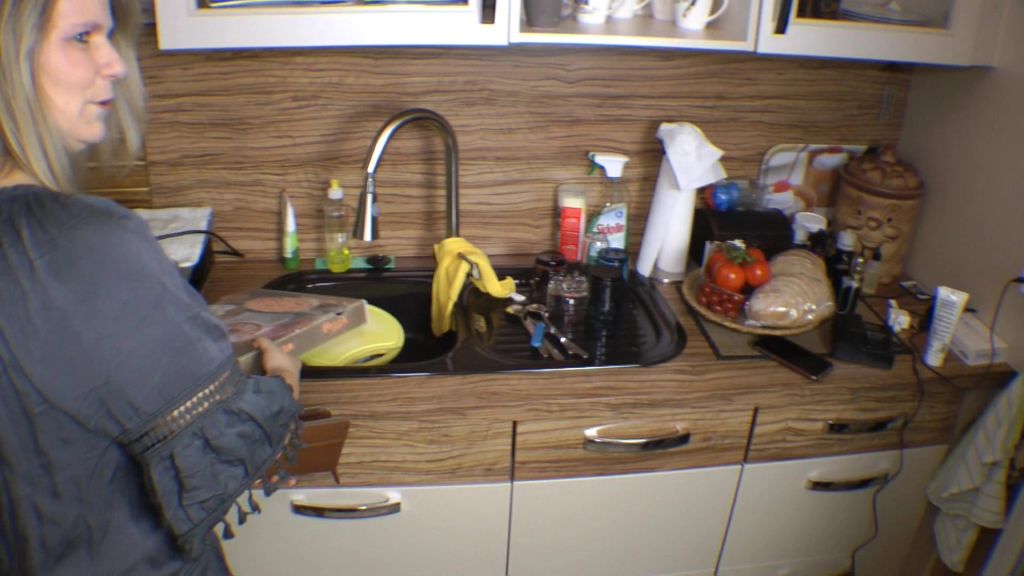 sexy foto nr. 2 von Pizzaboten statt Geld einen Blowjob
