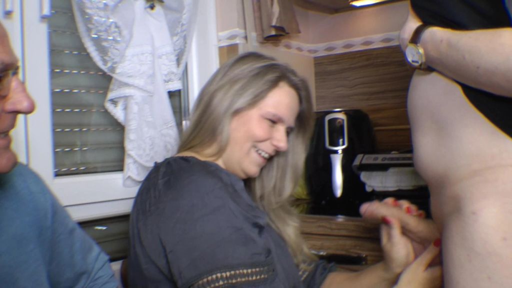 sexy foto nr. 8 von Pizzaboten statt Geld einen Blowjob