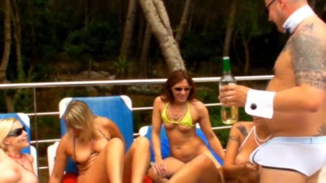 sexy foto nr. 4 von 4 Fotzen für den Pool-Barkeeper