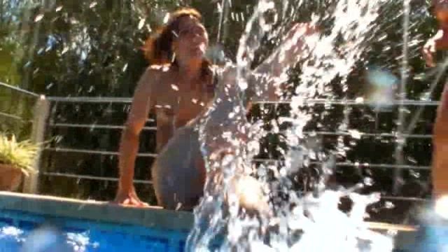 sexy foto nr. 10 von Wasserbombenschlacht