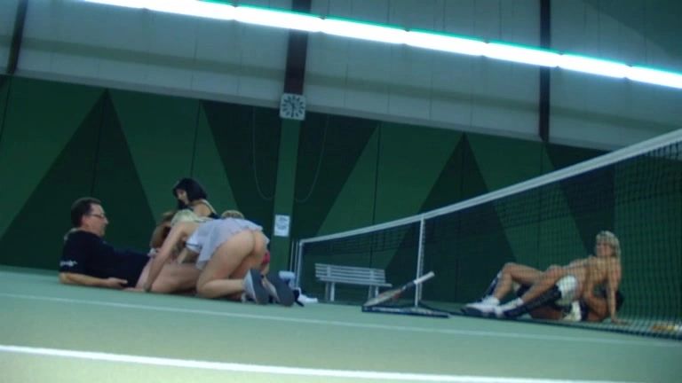 sexy foto nr. 9 von 7 Blasfotzen in der Tennishalle
