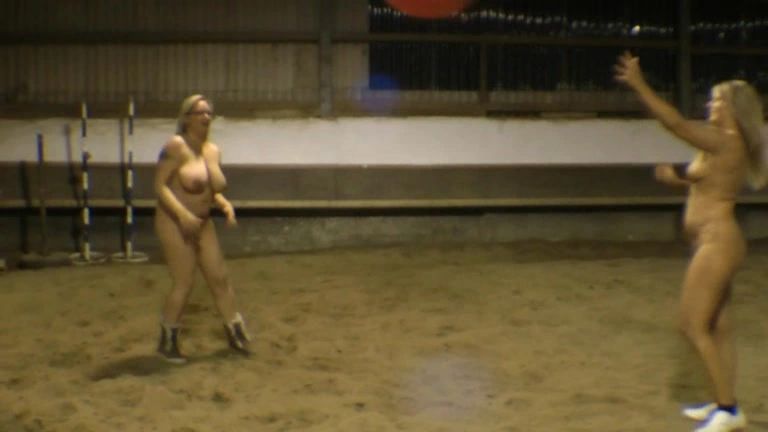 sexy foto nr. 2 von Nackt mit einem Riesenballon in der Reithalle
