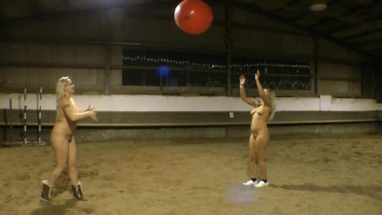 sexy foto nr. 3 von Nackt mit einem Riesenballon in der Reithalle