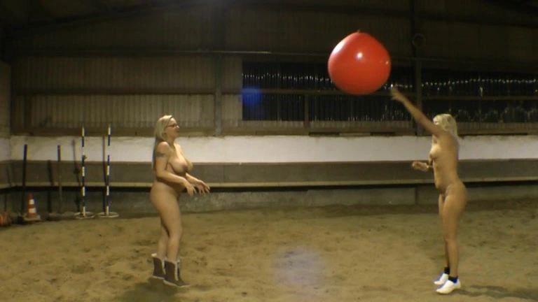 sexy foto nr. 4 von Nackt mit einem Riesenballon in der Reithalle