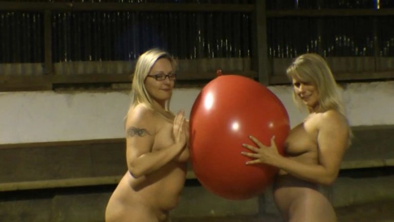 sexy foto nr. 5 von Nackt mit einem Riesenballon in der Reithalle