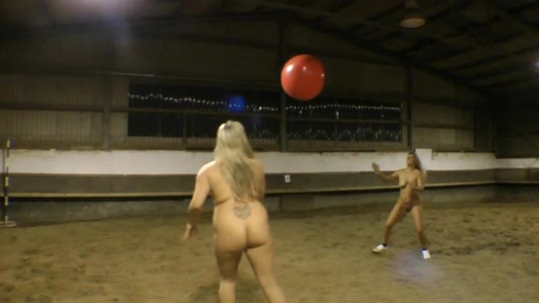 sexy foto nr. 9 von Nackt mit einem Riesenballon in der Reithalle