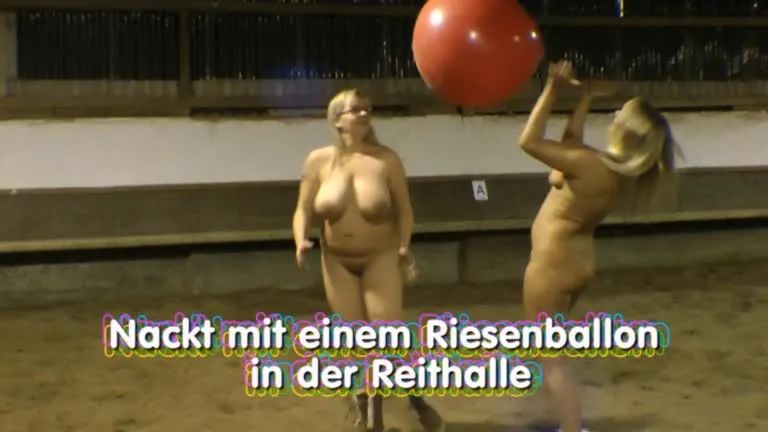 Nackt mit einem Riesenballon in der Reithalle