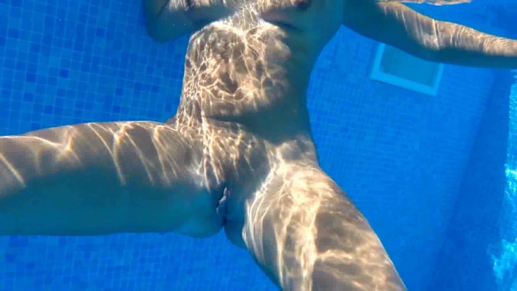 sexy foto nr. 3 von Nackt im Pool - Unter Wasser Kamera
