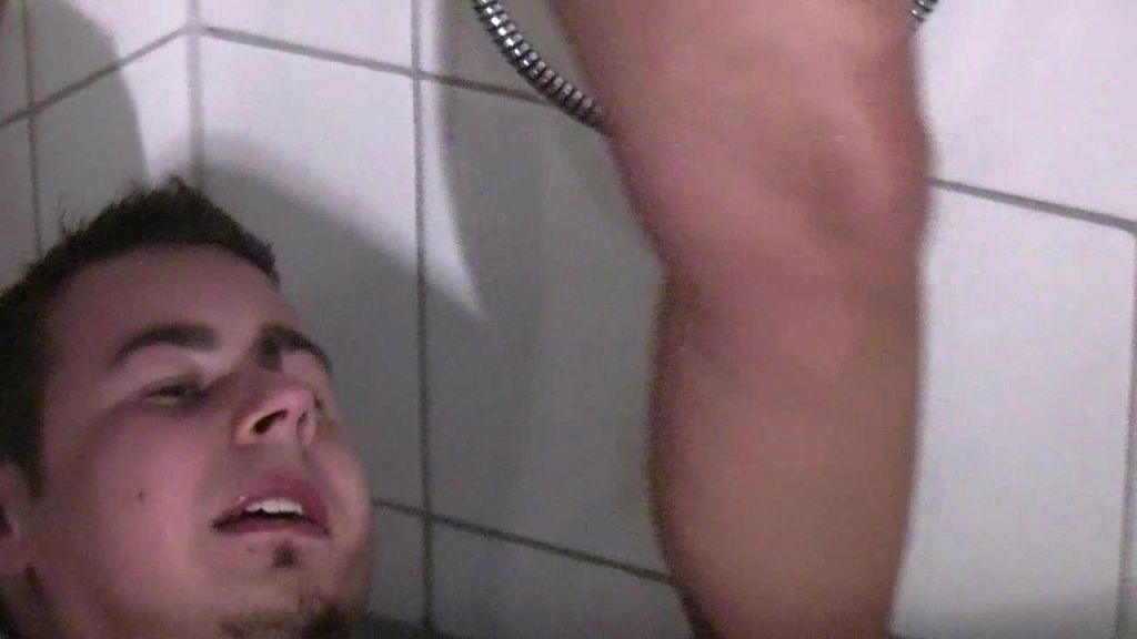 sexy foto nr. 10 von Nach dem Anpissen die Fotzen geleckt
