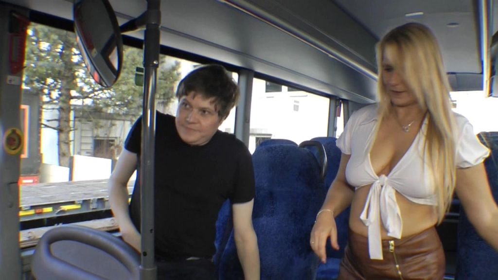 sexy foto nr. 3 von Aus Langeweile im Bus gefickt