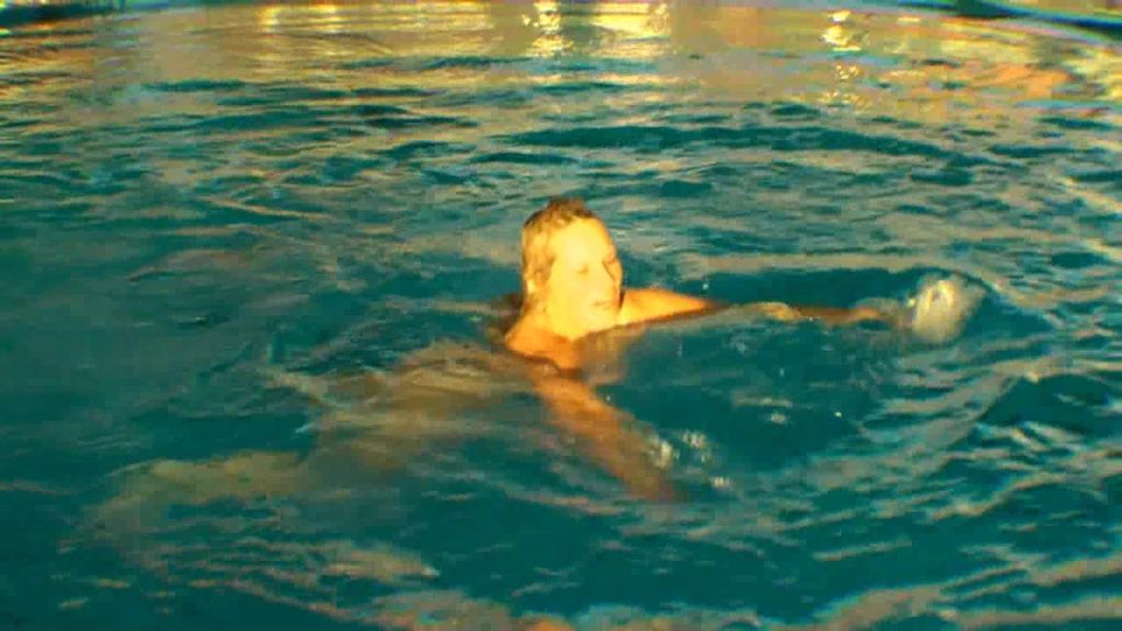 sexy foto nr. 10 von Beim Nacktspringen im Schwimmbad