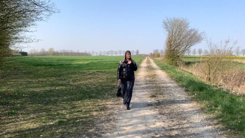 Beim Spaziergang draussen Gepisst