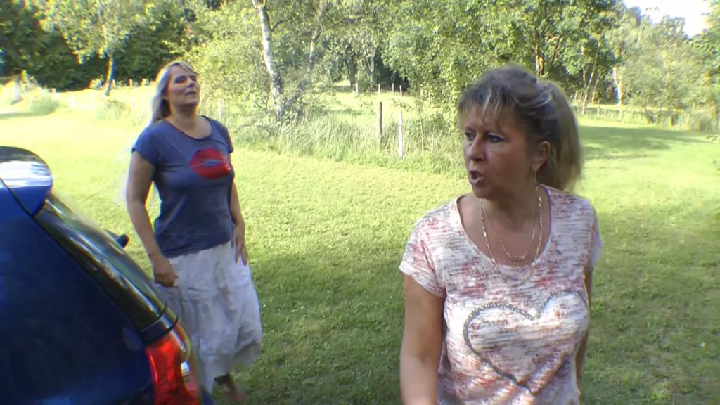sexy foto nr. 4 von Rauchen und Extrem Pissen Outdoor
