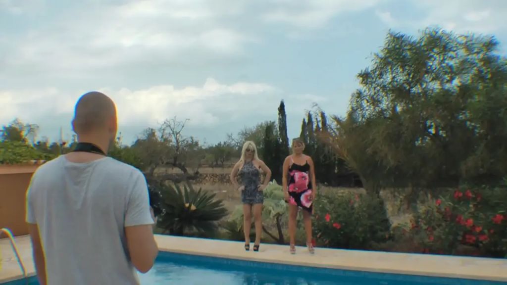sexy foto nr. 2 von Dreierfick mit dem Fotografen am Pool