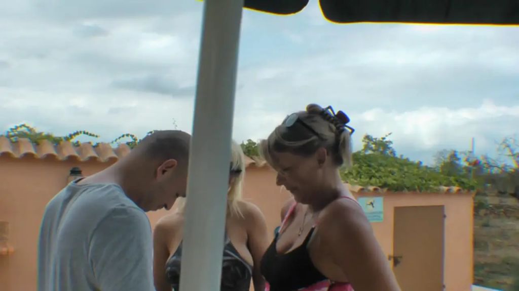 sexy foto nr. 3 von Dreierfick mit dem Fotografen am Pool