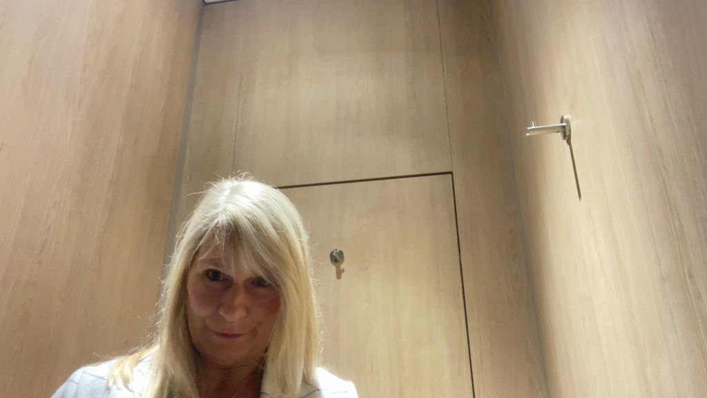 sexy foto nr. 3 von Ich Pisse in der Einkaufs Toilette