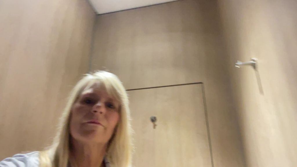sexy foto nr. 4 von Ich Pisse in der Einkaufs Toilette
