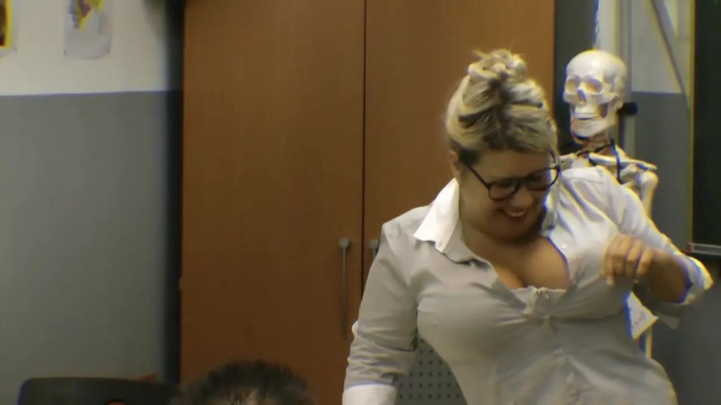 sexy foto nr. 2 von Fotzenlecken vor der ganzen Klasse