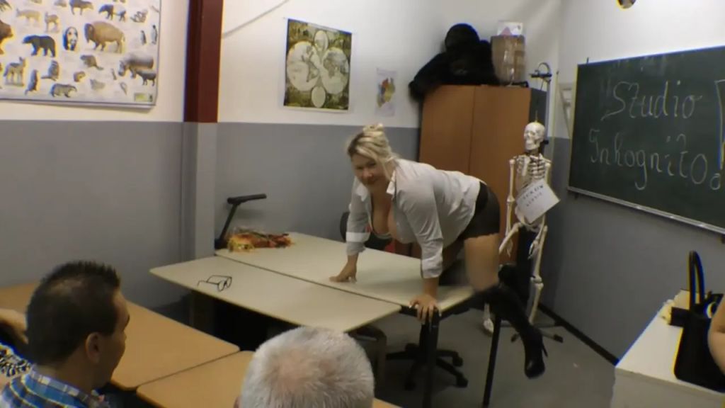 sexy foto nr. 8 von Fotzenlecken vor der ganzen Klasse