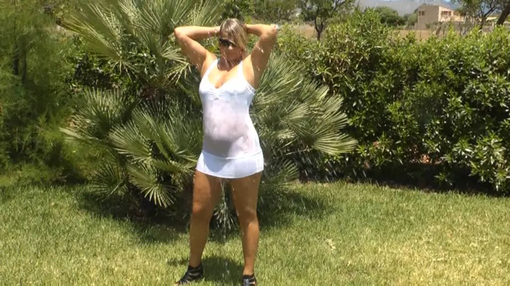 sexy foto nr. 3 von Outdoor mit dem Schlauch Bespritzt