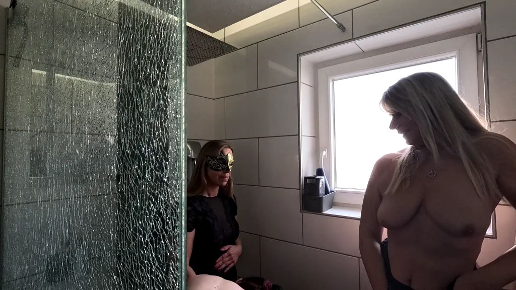 sexy foto nr. 4 von 3 Freundinnen Pissen in der Dusche