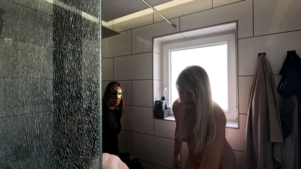 sexy foto nr. 5 von 3 Freundinnen Pissen in der Dusche