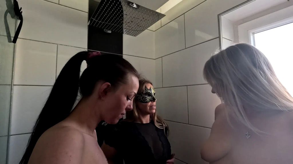 sexy foto nr. 6 von 3 Freundinnen Pissen in der Dusche