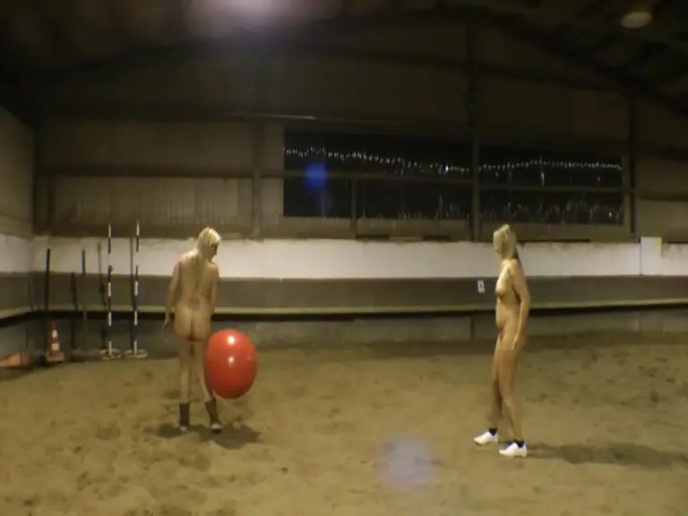 sexy foto nr. 3 von Nackt mit einem riesen Balloon in der Reithalle